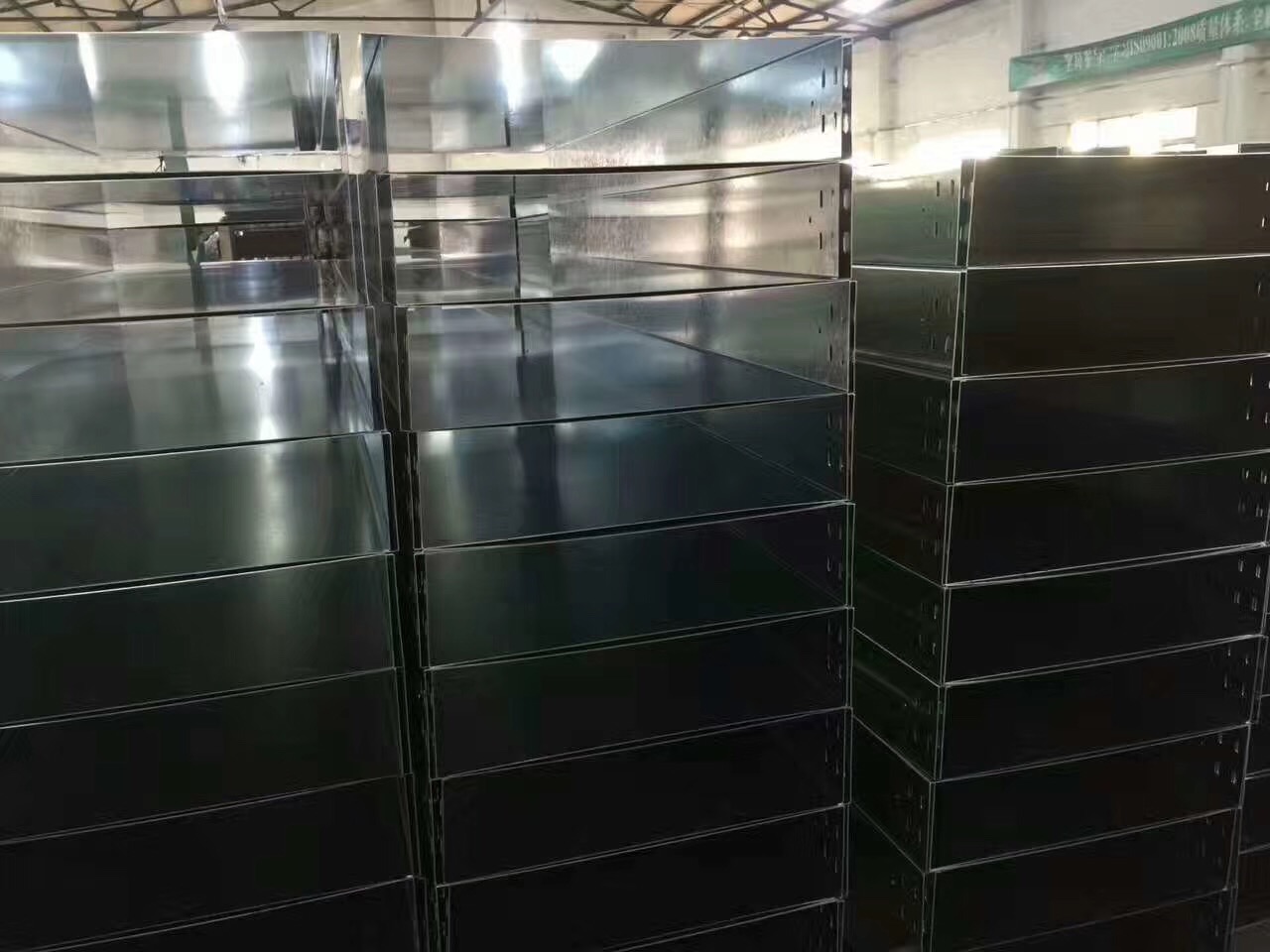 廣州白云機場三期改造航站樓電纜橋架進場(圖7) 廣州白云機場三期改造電纜橋架備貨區